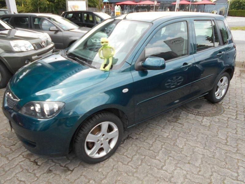 Grün Gebraucht 2005 Mazda 2 Active Limousine | 3.350 € (Etwas zu teuer) - Bild 1/4