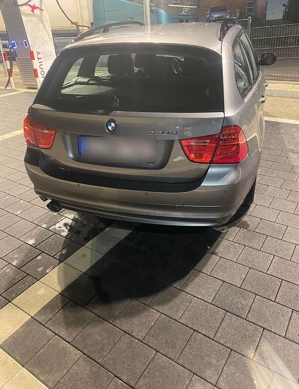 Gebraucht BMW 320 184 PS (135 kW) 2010 Silber Kombi