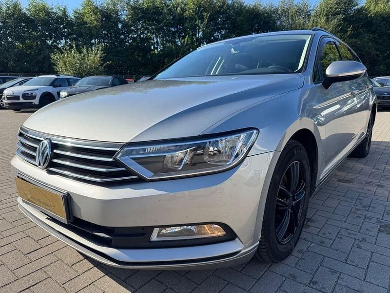 Silber Gebraucht 2016 VW Passat Trendline Kombi | 7.990 € (Fairer Preis) - Bild 1/4
