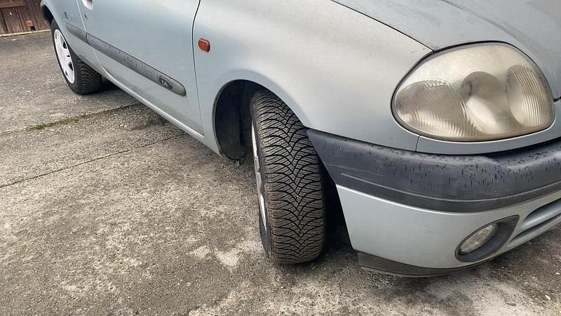 Gebraucht Renault Clio II 75 PS (55 kW) 2000 Grau Limousine