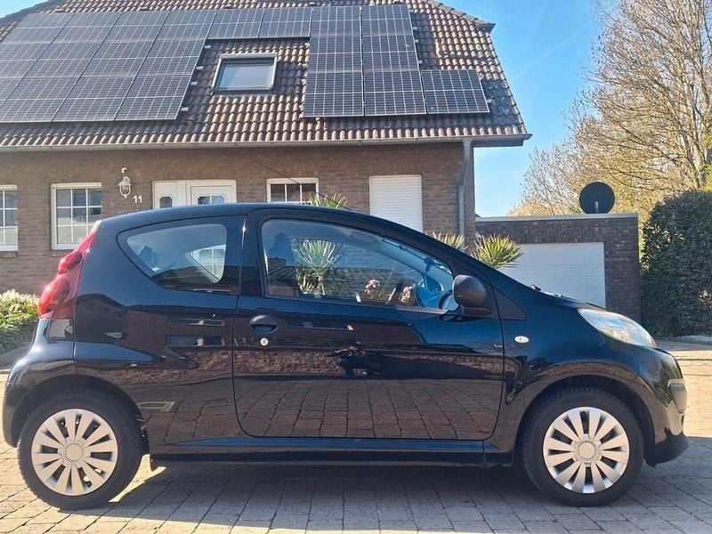 Gebraucht Peugeot 107 Access 68 PS (50 kW) 2013 Schwarz Kleinwagen