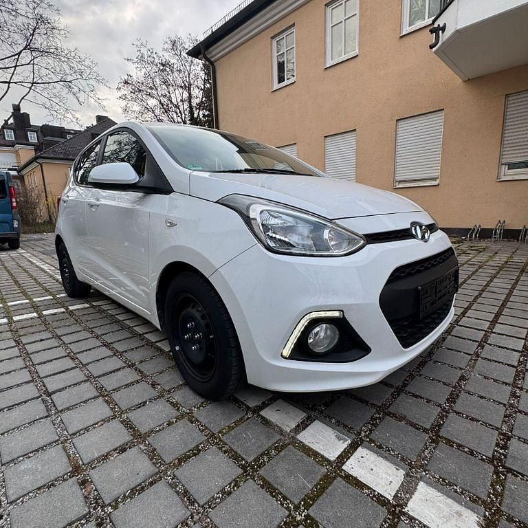 Gebraucht Hyundai i10 Trend 67 PS (49 kW) 2015 Weiß Kleinwagen