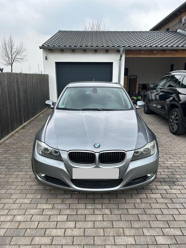 Gebraucht BMW 320 177 PS (130 kW) 2009 Grau Kombi