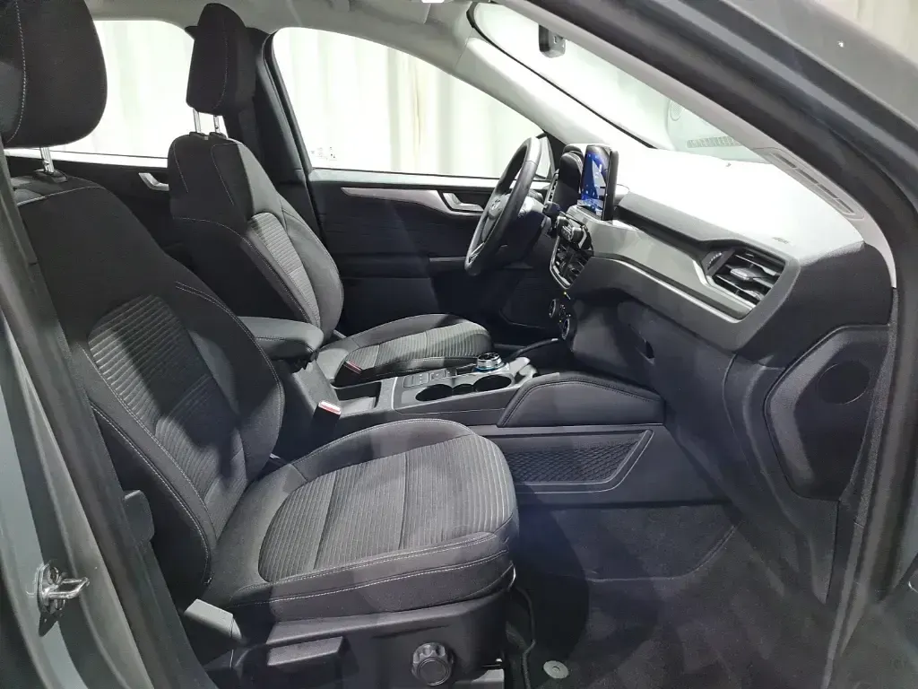 Używany Ford Kuga Titanium 224 KM (164 kW) 2023 Srebrny SUV