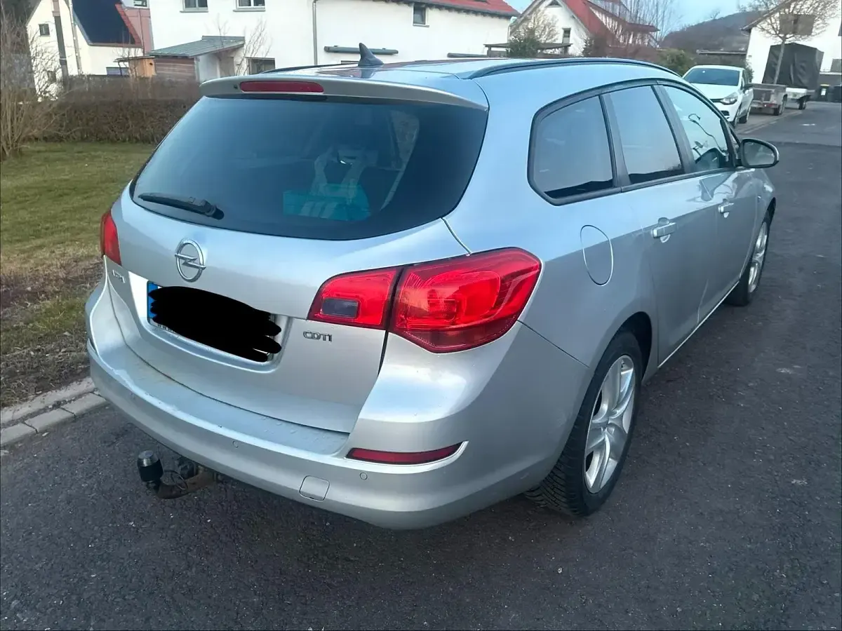 Używany Opel Astra 110 KM (80 kW) 2012 Srebrny Kombi