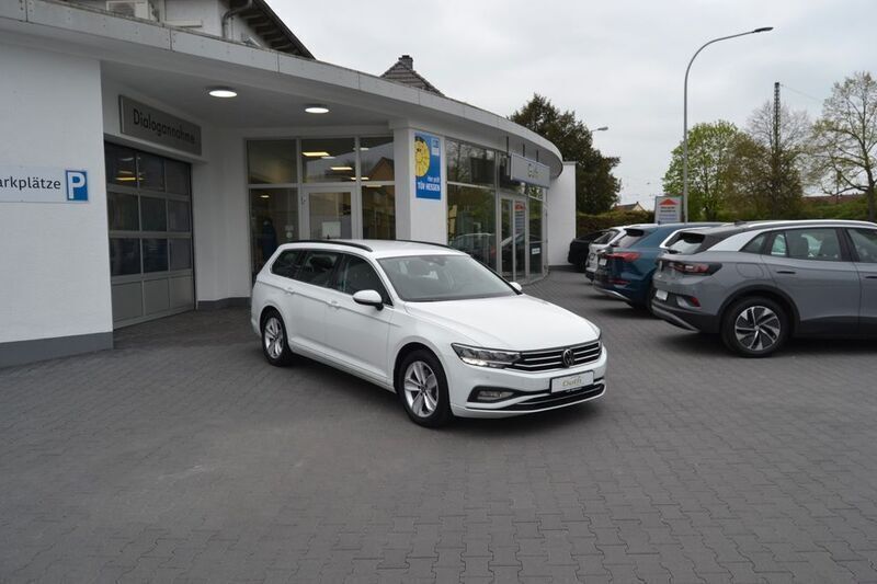 Weiß Gebraucht 2022 VW Passat Business Limousine | 20.990 € (Guter Preis) - Bild 1/3