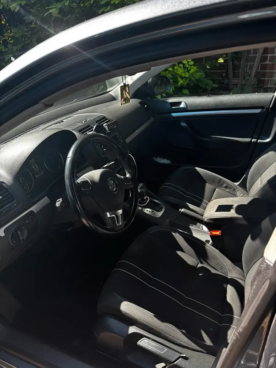 Gebraucht VW Jetta 122 PS (89 kW) 2010 Grau Limousine