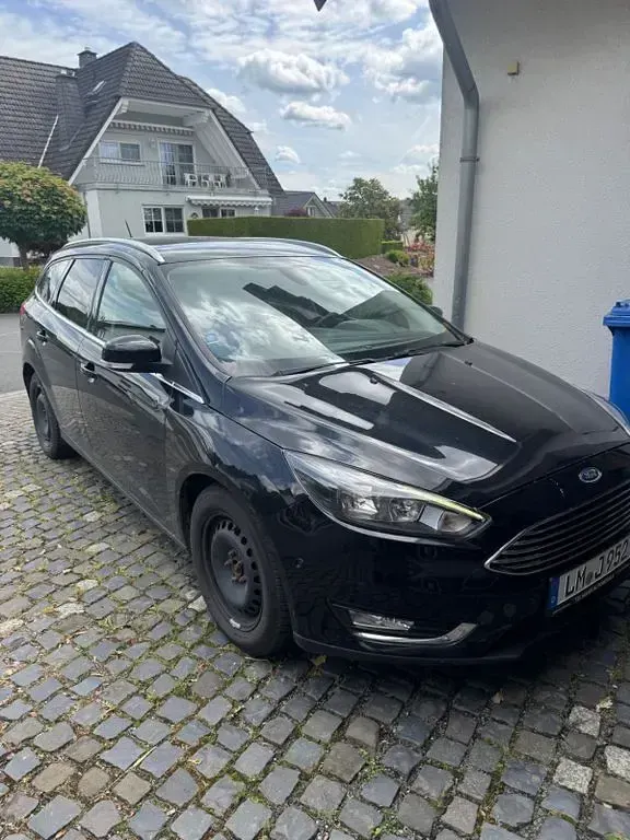 Gebraucht Ford Focus Titanium 125 PS (91 kW) 2016 Schwarz Limousine