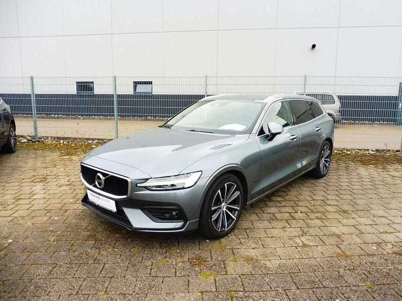Grau Gebraucht 2021 Volvo V60 Momentum Kombi | 24.200 € (Fairer Preis) - Bild 1/4