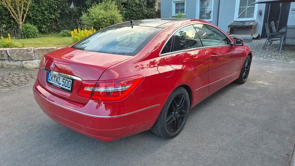 Gebraucht Mercedes E200 184 PS (135 kW) 2010 Rot Coupé