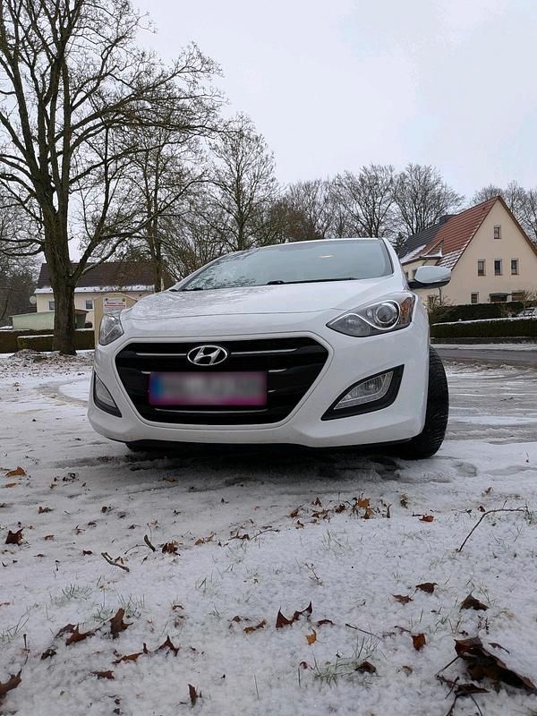 Gebraucht Hyundai i30 110 PS (80 kW) 2017 Weiß Kleinwagen