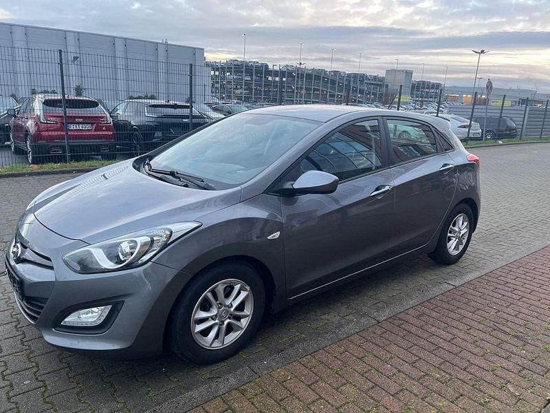 Gebraucht Hyundai i30 Edition 110 PS (80 kW) 2015 Grau Limousine
