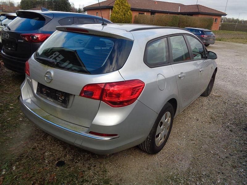 Gebraucht Opel Astra Selection 101 PS (74 kW) 2014 Silber Kombi