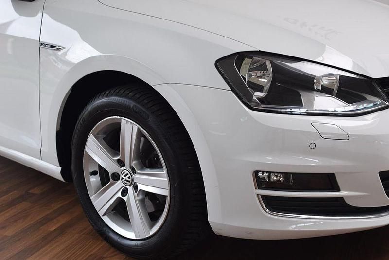 Gebraucht VW Golf VII LOUNGE 110 PS (80 kW) 2015 Pure white Limousine