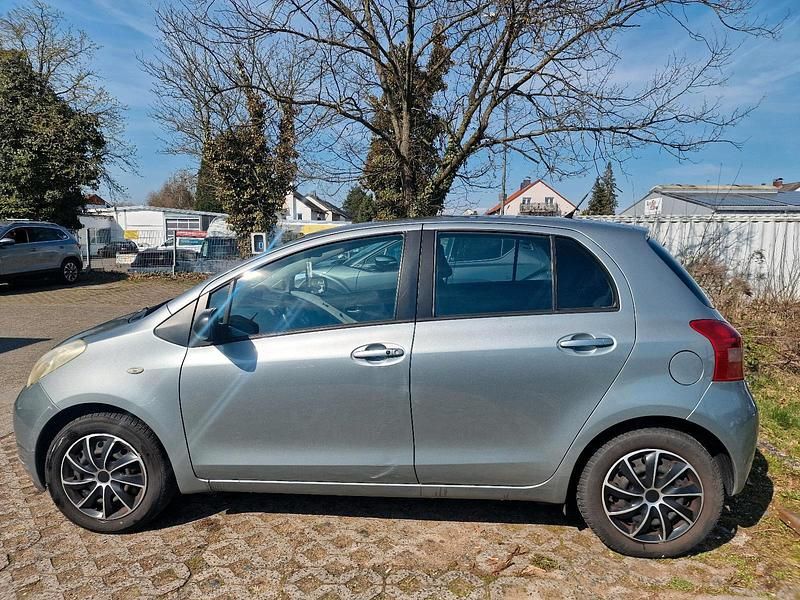 Gebraucht Toyota Yaris 68 PS (50 kW) 2005 Silber Kleinwagen