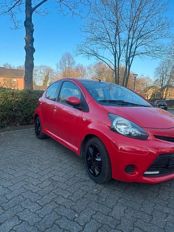 Gebraucht Toyota Aygo 68 PS (50 kW) 2012 Rot Kleinwagen