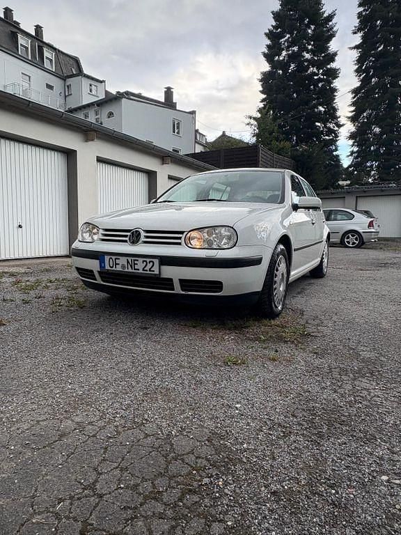 Weiß Gebraucht 1999 VW Golf IV Comfortline Limousine | 2.399 € (Etwas zu teuer) - Bild 1/4
