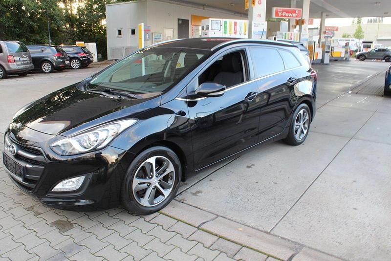 Schwarz Gebraucht 2015 Hyundai i30 Blackline Kombi | 5.499 € (Fairer Preis) - Bild 1/4