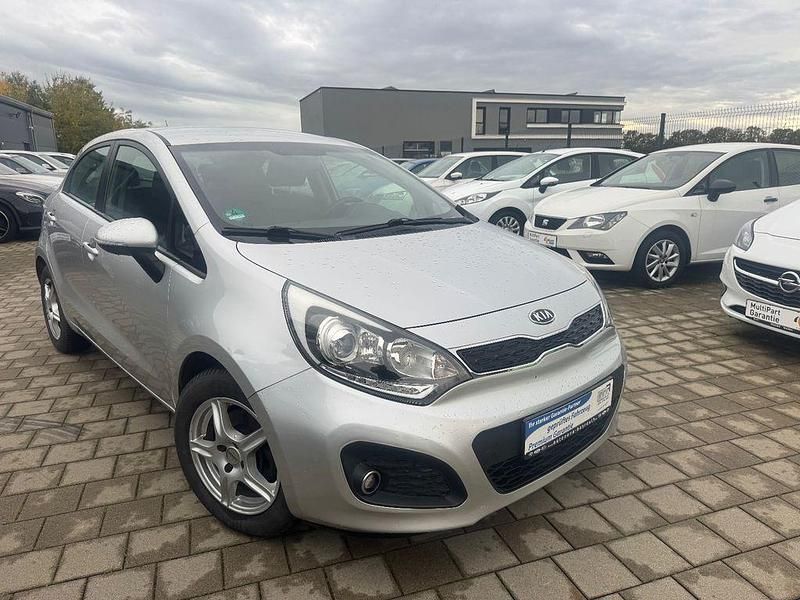 Silber Gebraucht 2012 Kia Rio Spirit Limousine | 4.499 € (Fairer Preis) - Bild 1/4