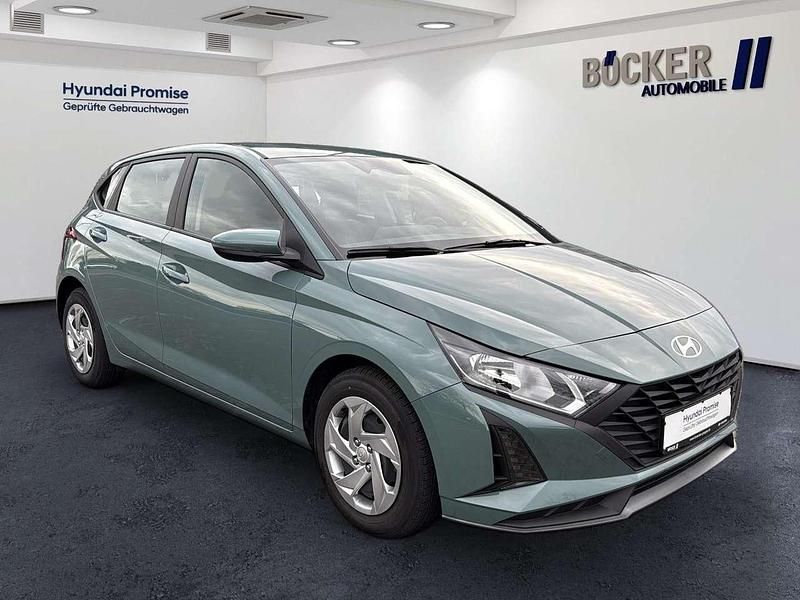 Gebraucht Hyundai i20 Select 79 PS (58 kW) 2025 Mangrove green Kleinwagen