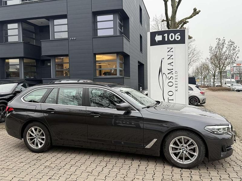 Gebraucht BMW 520 Sport Line 190 PS (139 kW) 2023 Sophistograu brillanteffekt me Kombi
