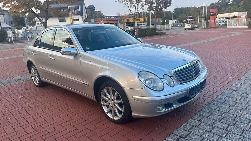 Silber Gebraucht 2004 Mercedes E240 Limousine | 3.300 € (Superpreis) - Bild 1/4