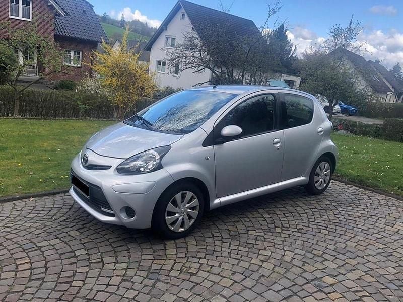 Gebraucht Toyota Aygo 68 PS (50 kW) 2014 Silber Kleinwagen