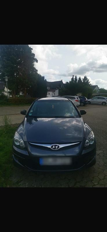 Grau Gebraucht 2011 Hyundai i30 Kleinwagen | 2.800 € - Bild 1/4
