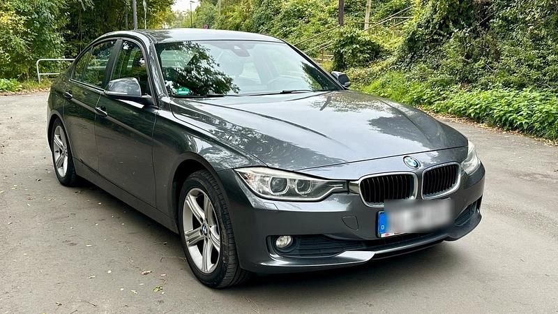 Grau Gebraucht 2012 BMW 318 Sport Line Limousine | 7.600 € (Fairer Preis) - Bild 1/4