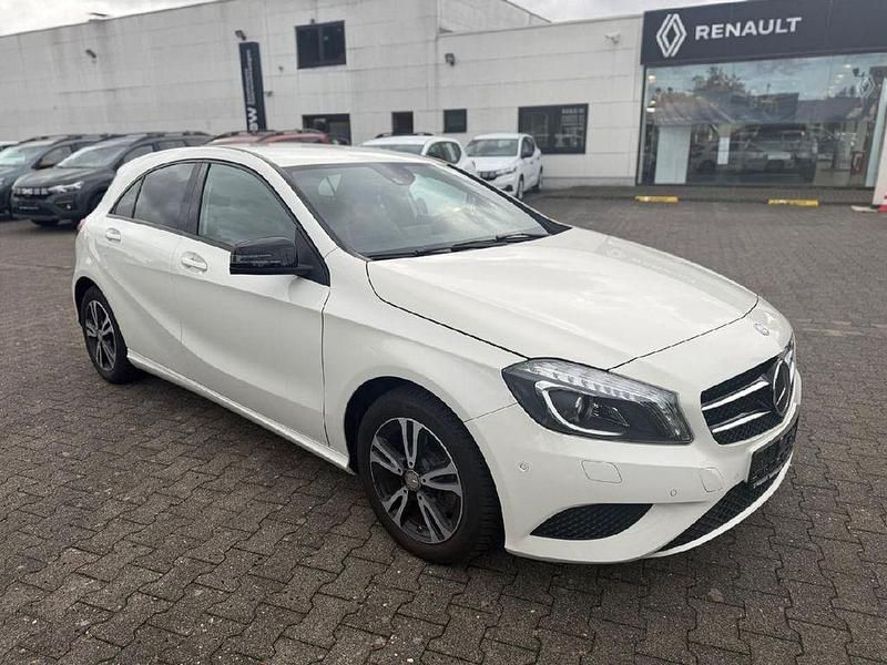Gebraucht Mercedes A200 156 PS (114 kW) 2015 Calcitweiss  unilack Limousine