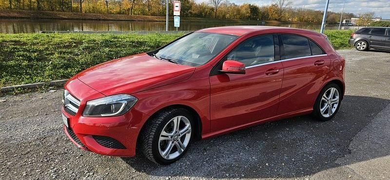Gebraucht Mercedes A180 Business 122 PS (89 kW) 2015 Rot Limousine