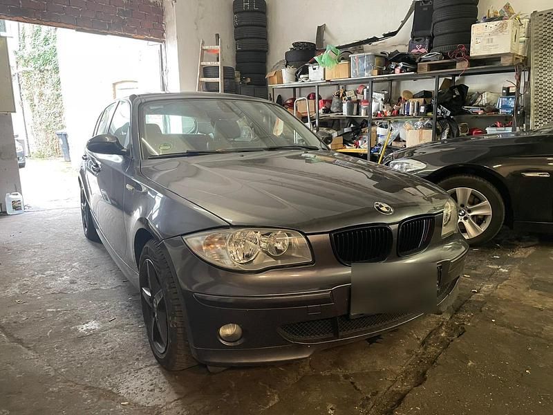 Grau Gebraucht 2005 BMW 120 Kleinwagen | 2.000 € - Bild 1/4