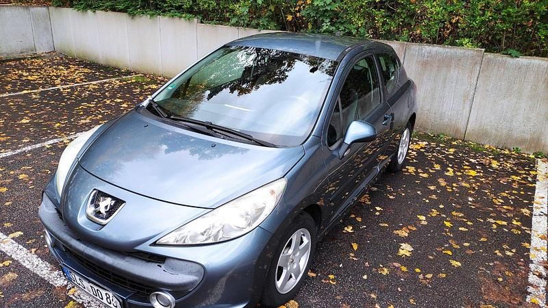 Grau Gebraucht 2007 Peugeot 207 Urban Move Limousine | 1.900 € (Fairer Preis) - Bild 1/4