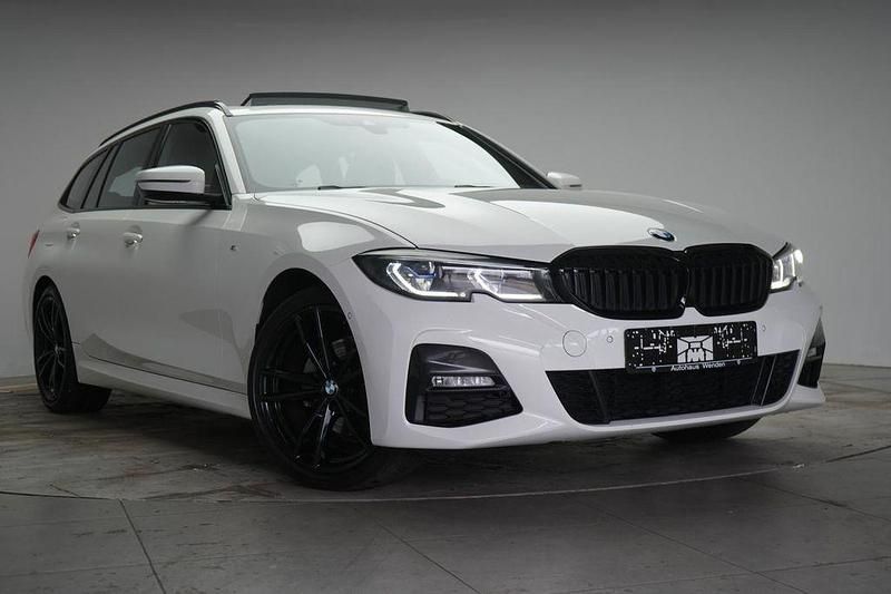 Alpinweiss 3 Gebraucht 2022 BMW 320 M Sport Kombi | 27.990 € (Guter Preis) - Bild 1/4