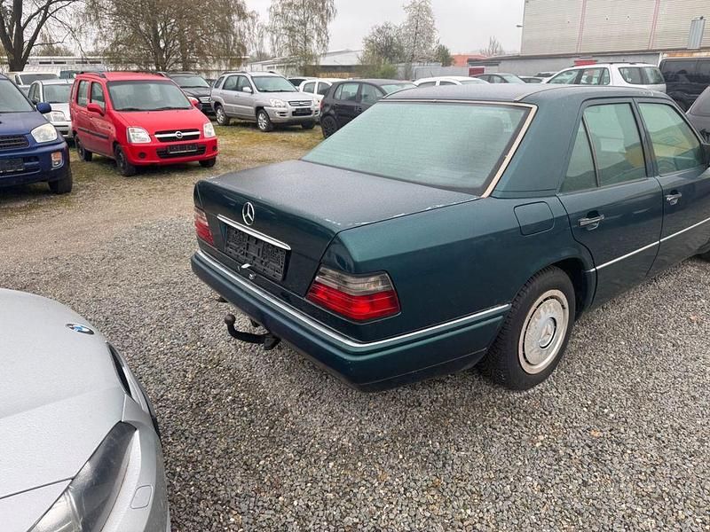 Second-hand Mercedes E250 113 CP (83 kW) 1994 Berlinǎ