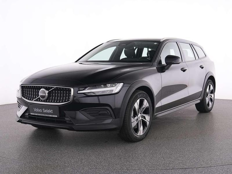 Gebraucht Volvo V60 CC Plus 197 PS (144 kW) 2024 Schwarz onyx black / metallic Kombi
