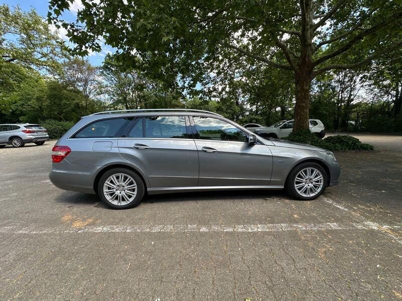 Grau Gebraucht 2012 Mercedes 300 Kombi | 8.200 € - Bild 1/4