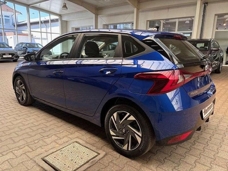 Gebraucht Hyundai i20 Trend 101 PS (74 kW) 2022 Intense blue / mic Kleinwagen