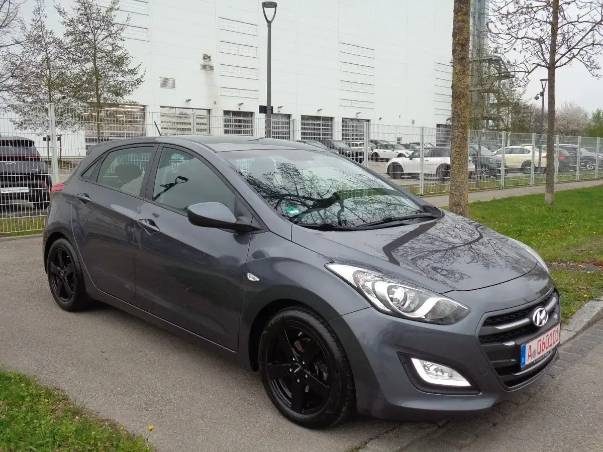 Gebraucht Hyundai i30 110 PS (80 kW) 2016 Grau Limousine