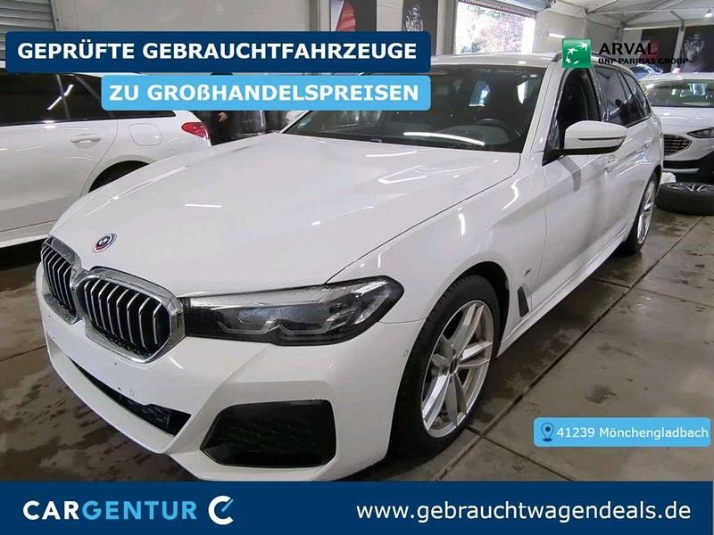 Alpinweiss 3 Gebraucht 2022 BMW 520 M Sport Kombi | 29.495 € (Guter Preis) - Bild 1/2