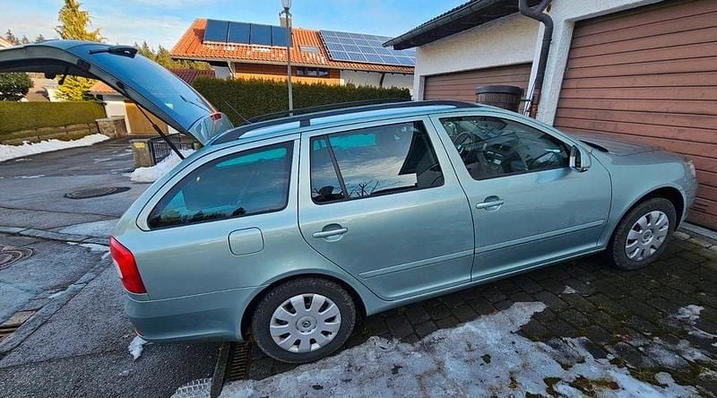 Grün Gebraucht 2012 Skoda Octavia Elegance Kombi | 7.999 € (Guter Preis) - Bild 1/4