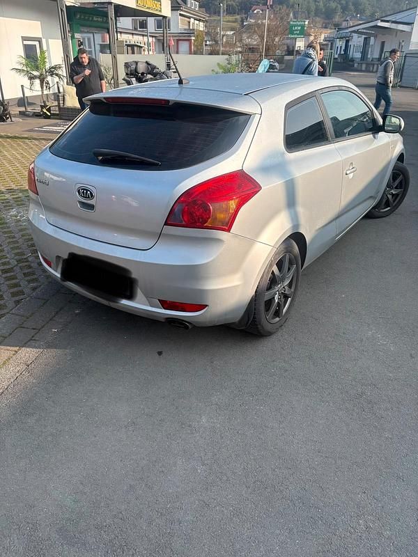 Gebraucht Kia Ceed 90 PS (66 kW) 2010 Silber Kleinwagen