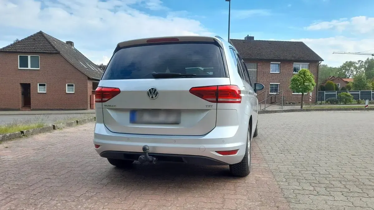 Gebraucht VW Touran Trendline 110 PS (80 kW) 2016 Silber Van / Kleinbus