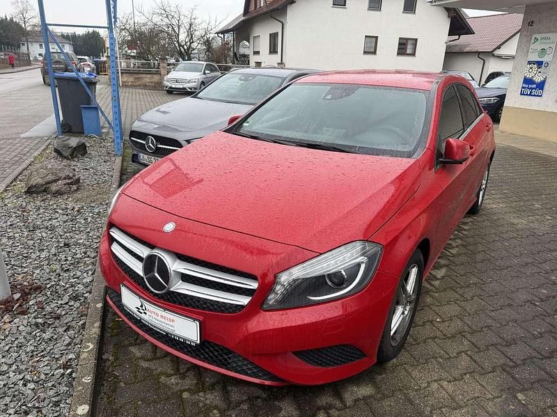 Gebraucht Mercedes A200 156 PS (114 kW) 2013 Jupiterrot  unilack Kleinwagen