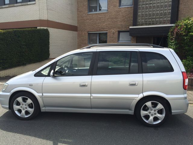 Gebraucht Opel Zafira Edition 147 PS (108 kW) 2004 Silber metallic Van / Kleinbus