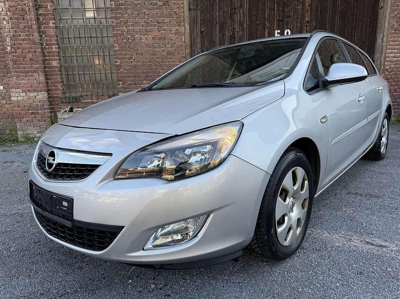 Gebraucht Opel Astra Design Edition 95 PS (69 kW) 2011 Argon silber/ice silver (m2) Kombi