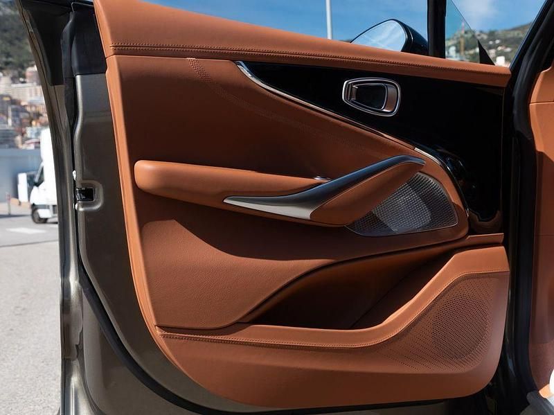 Neu Aston Martin DBX 707 PS (519 kW) 2026 Grün SUV