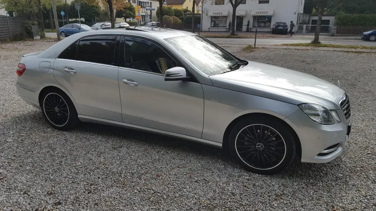 Używany Mercedes E220 Avantgarde 170 KM (125 kW) 2012 Srebrny Sedan/Limuzyna