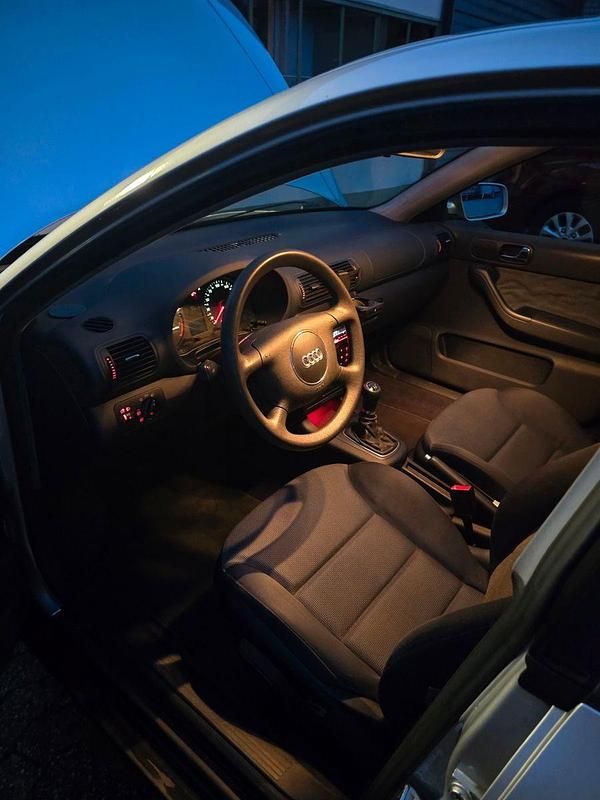 Second-hand Audi A3 102 CP (75 kW) 2000 Argintiu Hatchback