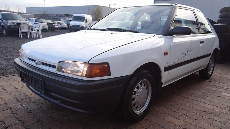 Weiß Gebraucht 1995 Mazda 323 Limousine | 2.450 € - Bild 1/4
